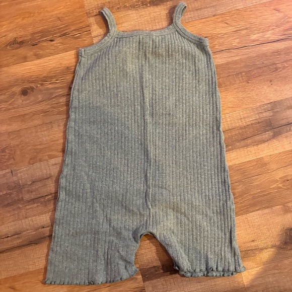 Kate Quinn Green Ribbed Kids Romper - Picture 2 of 3